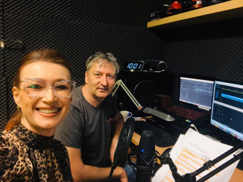 Marek Kulhánek a Mirriam žiaková v nahrávacom štúdiu